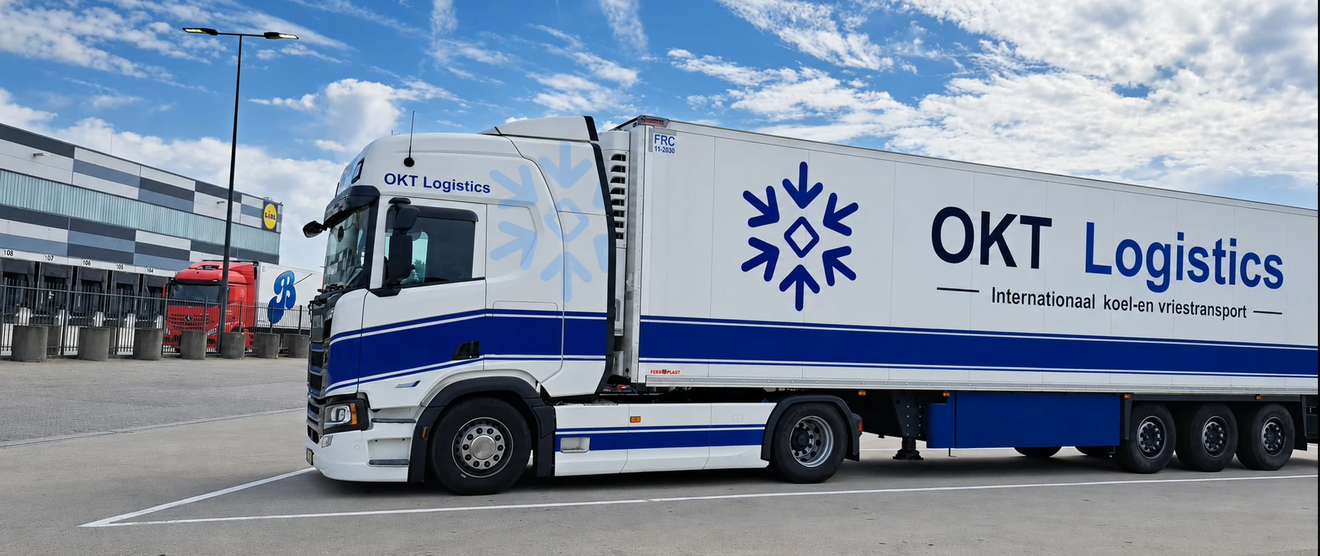 OKT Logistics refrigerated trailer for temperature-controlled transport at a loading location in Waddinxveen