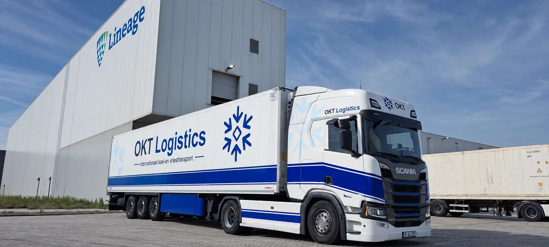 OKT Logistics truck bij een distributiecentrum