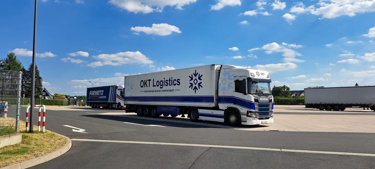 Vorder- und Seitenansicht eines Lkw von OKT Logistics mit Kühlauflieger