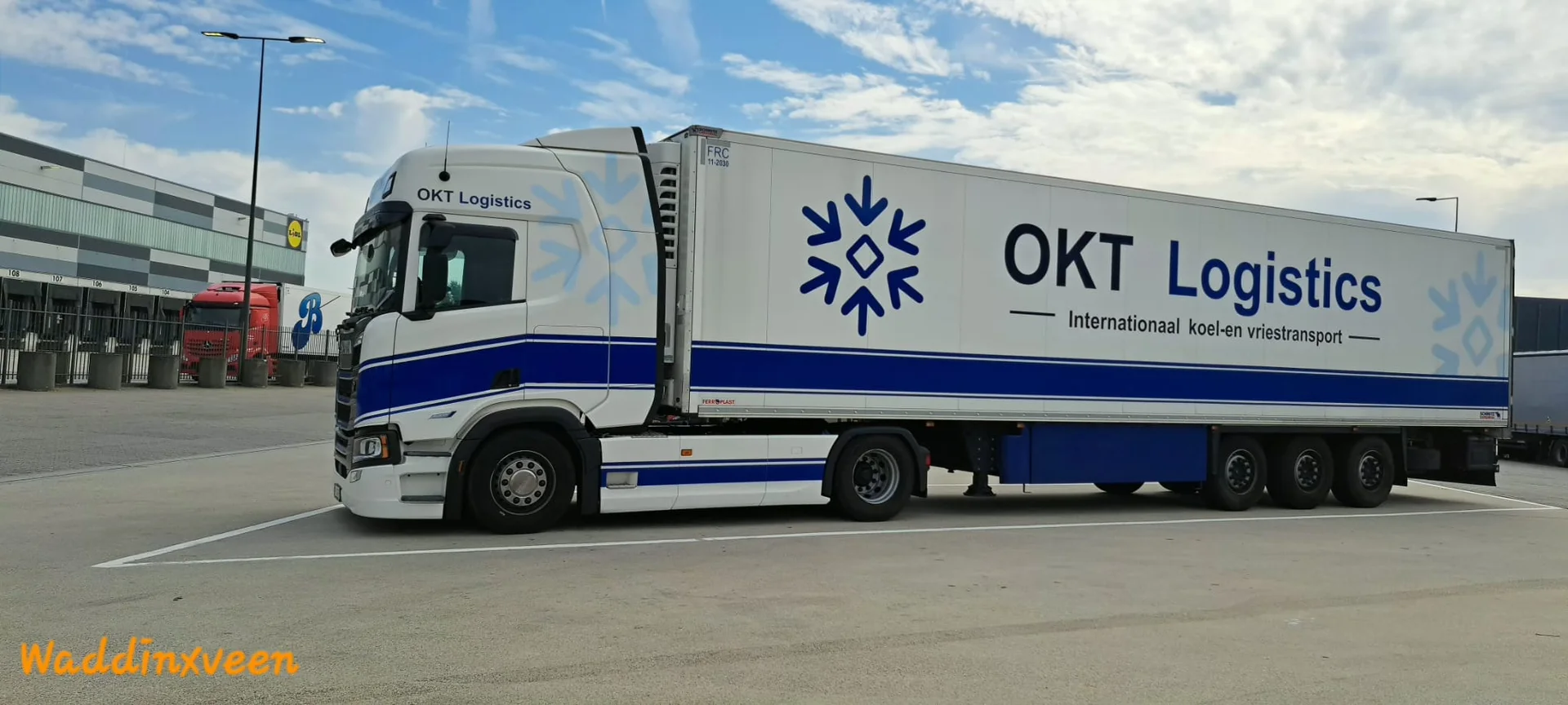 OKT Logistics koeltrailer bij een Nederlandse laadlocatie in Waddinxveen