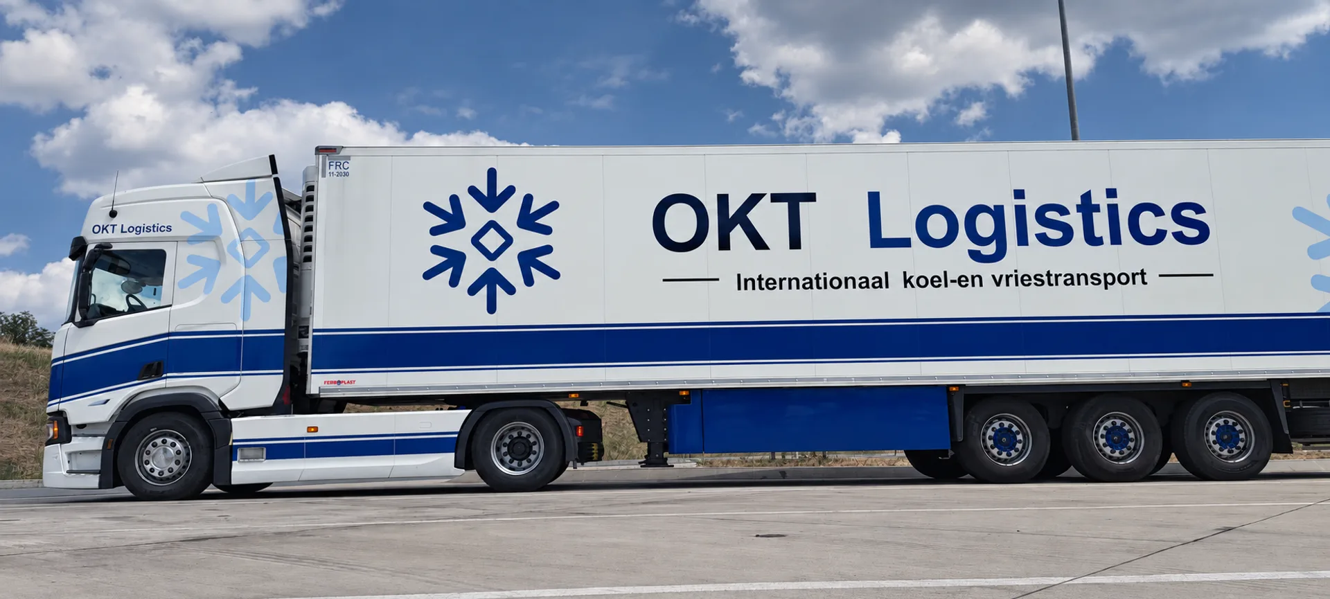 Zijaanzicht van de OKT Logistics koelcombinatie